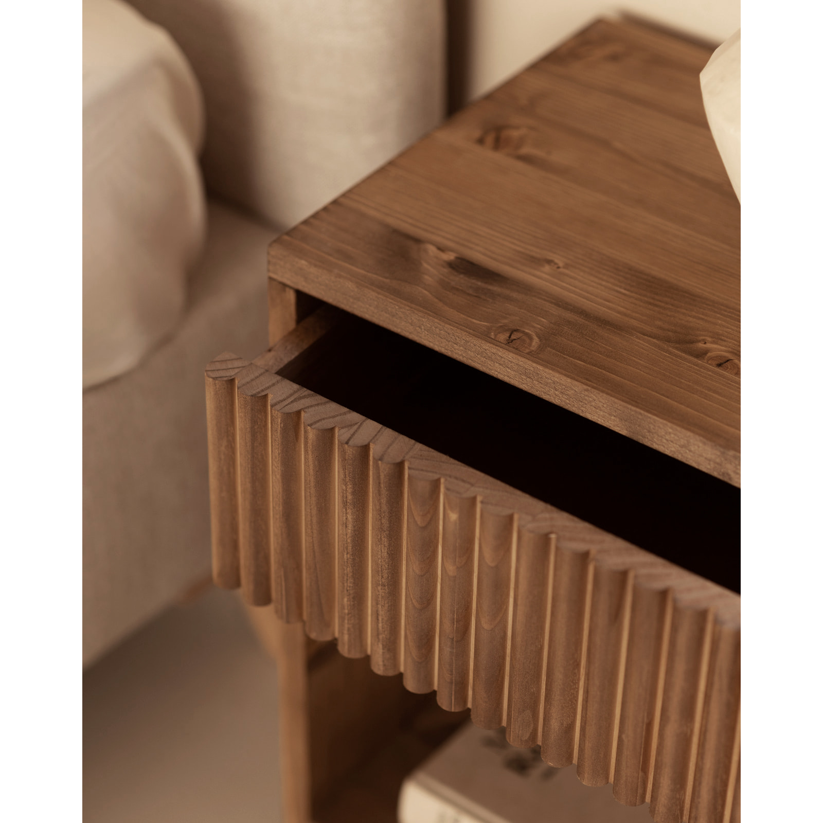 Table de chevet en bois massif avec un tiroir en ton chêne foncé en différentes tailles