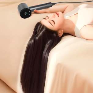 Secador de pelo con 1400W de potencia, modo frío y 3 niveles de aire caliente, todas ellas con 3 velocidades.