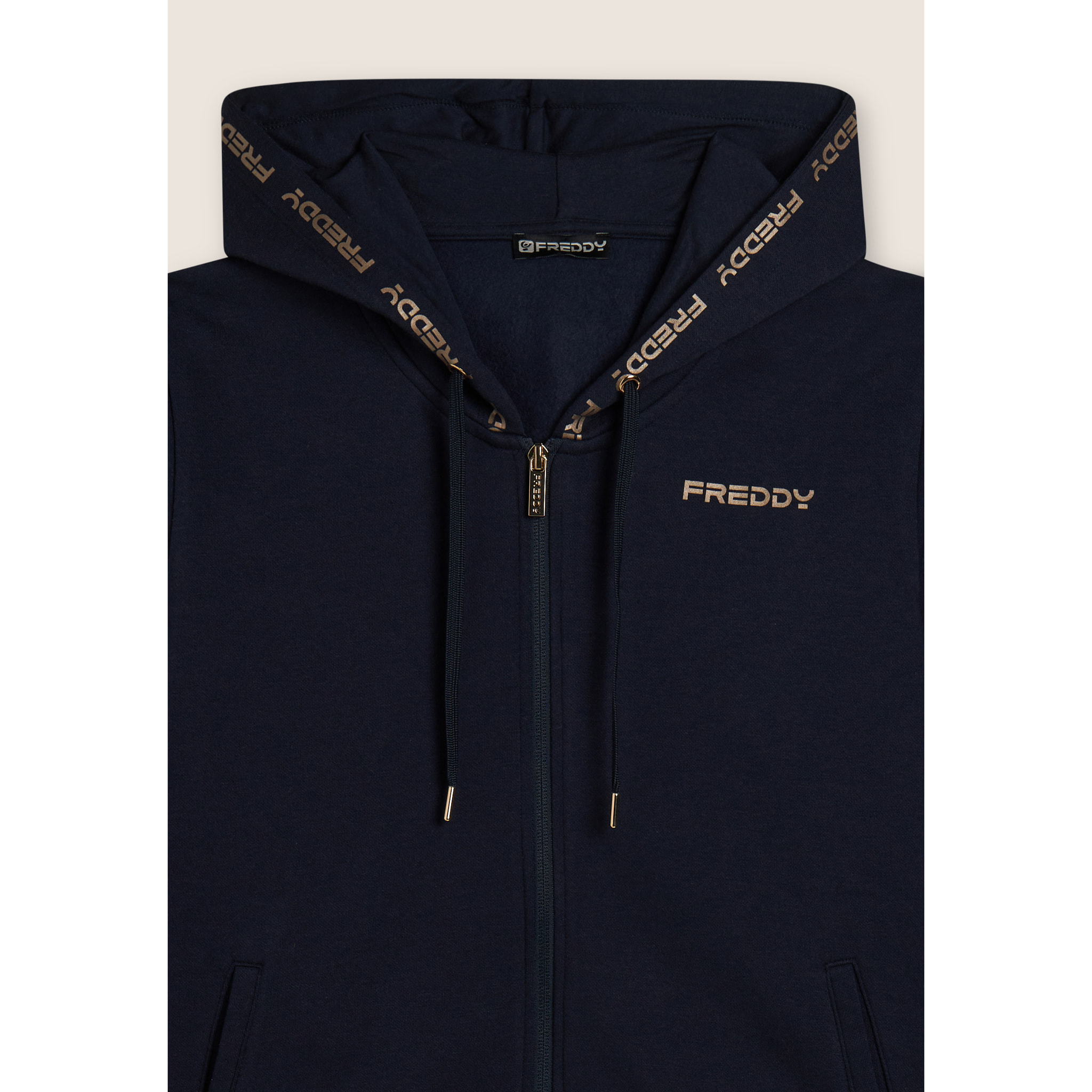 Tuta con cappuccio decorato da logo dorato a contrasto