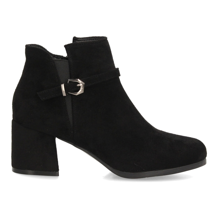 Botines elegantes con hebilla y tacón