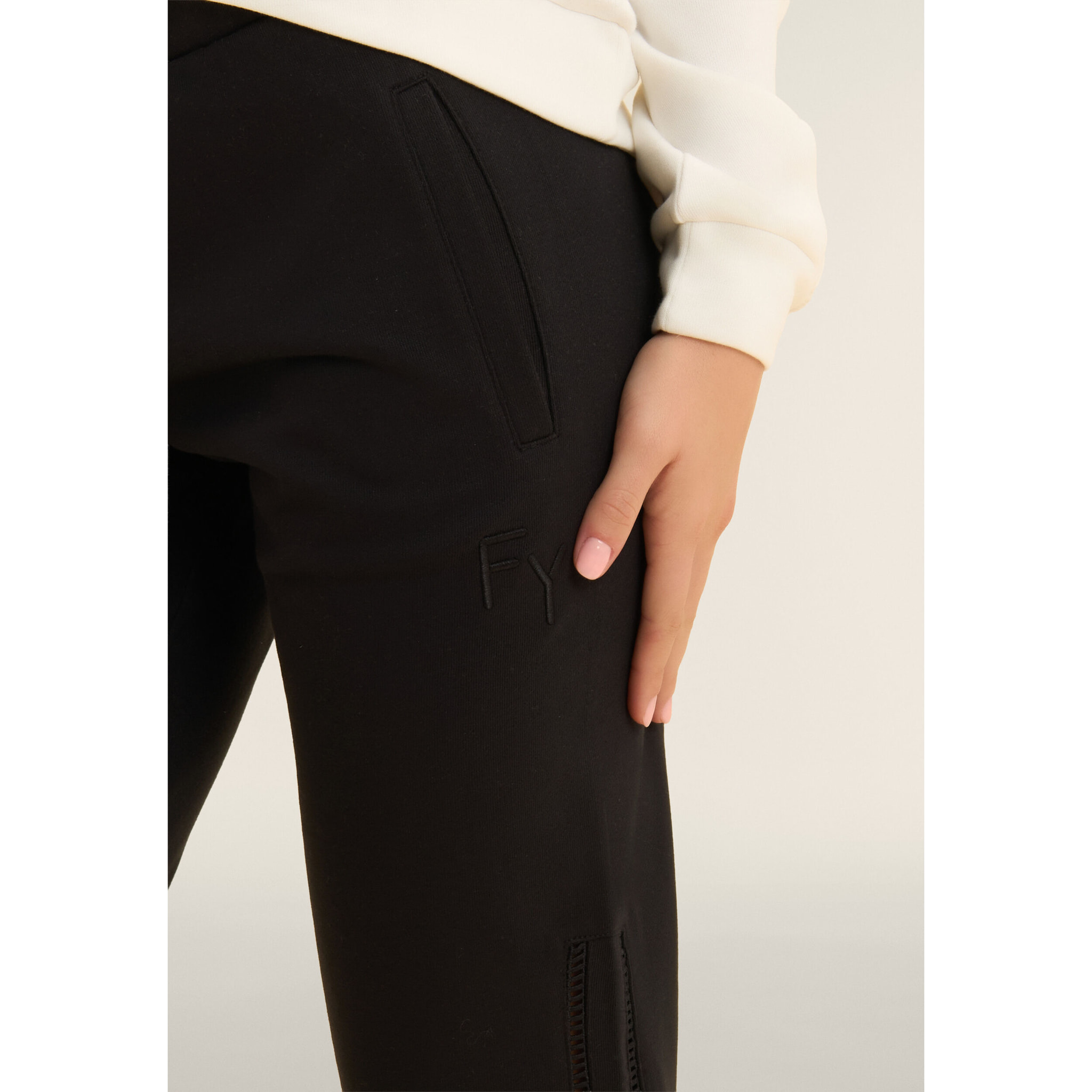 Pantaloni Sportivi con Gamba Dritta e Ricamo Traforato