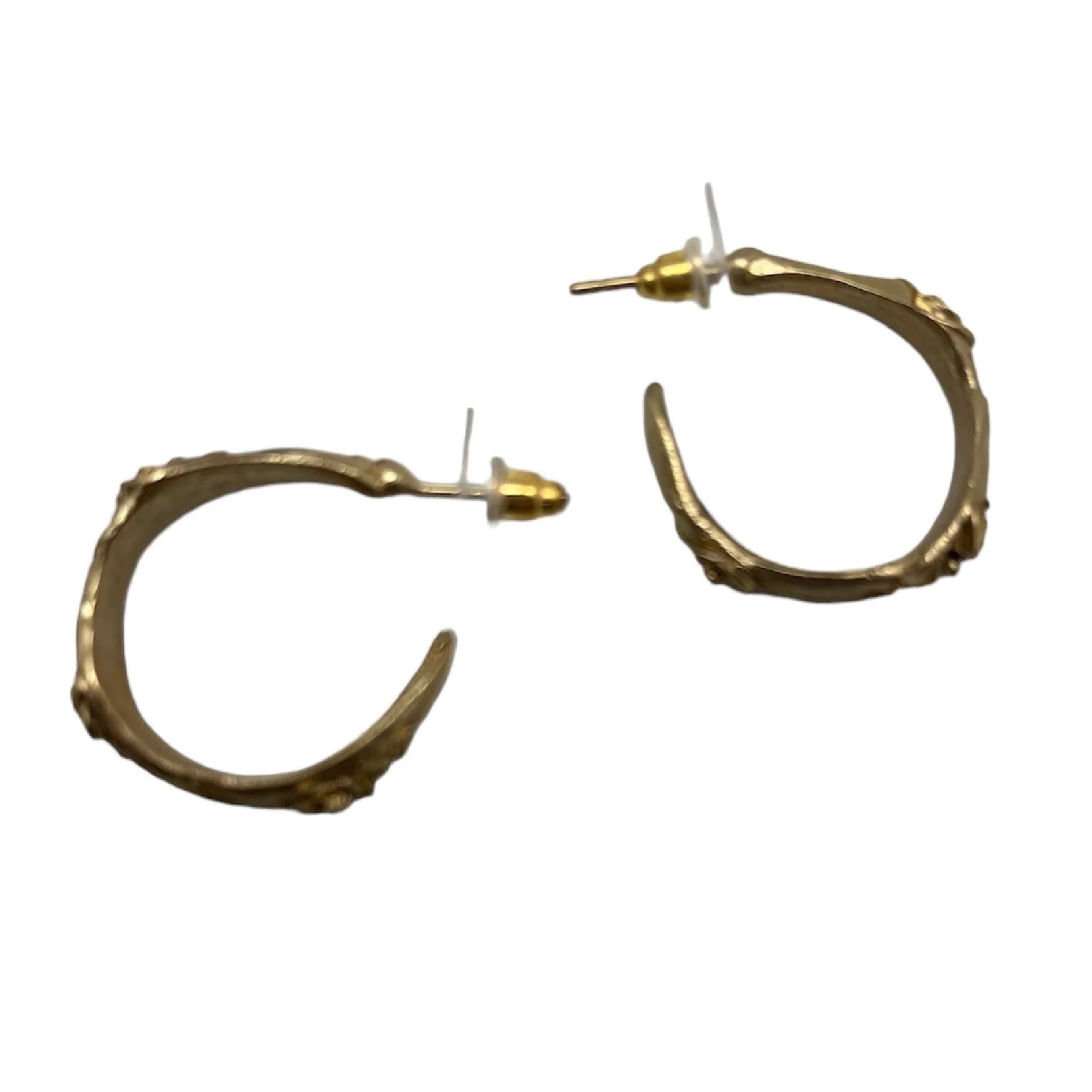 Pendiente aro en zamak dorado flor en relieve