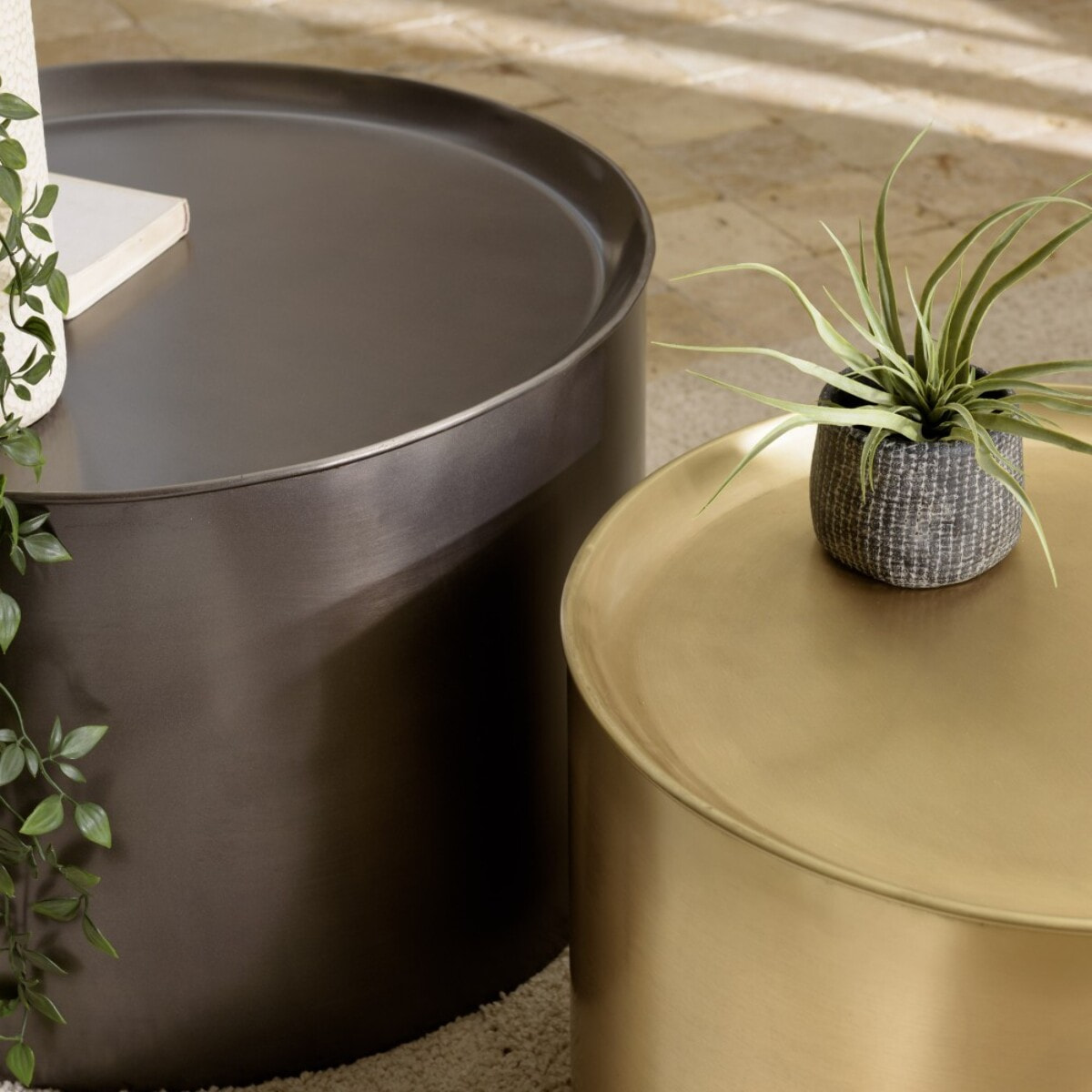 JOHAN - Set de 2 tables d'appoint rondes métal gris anthracite et doré