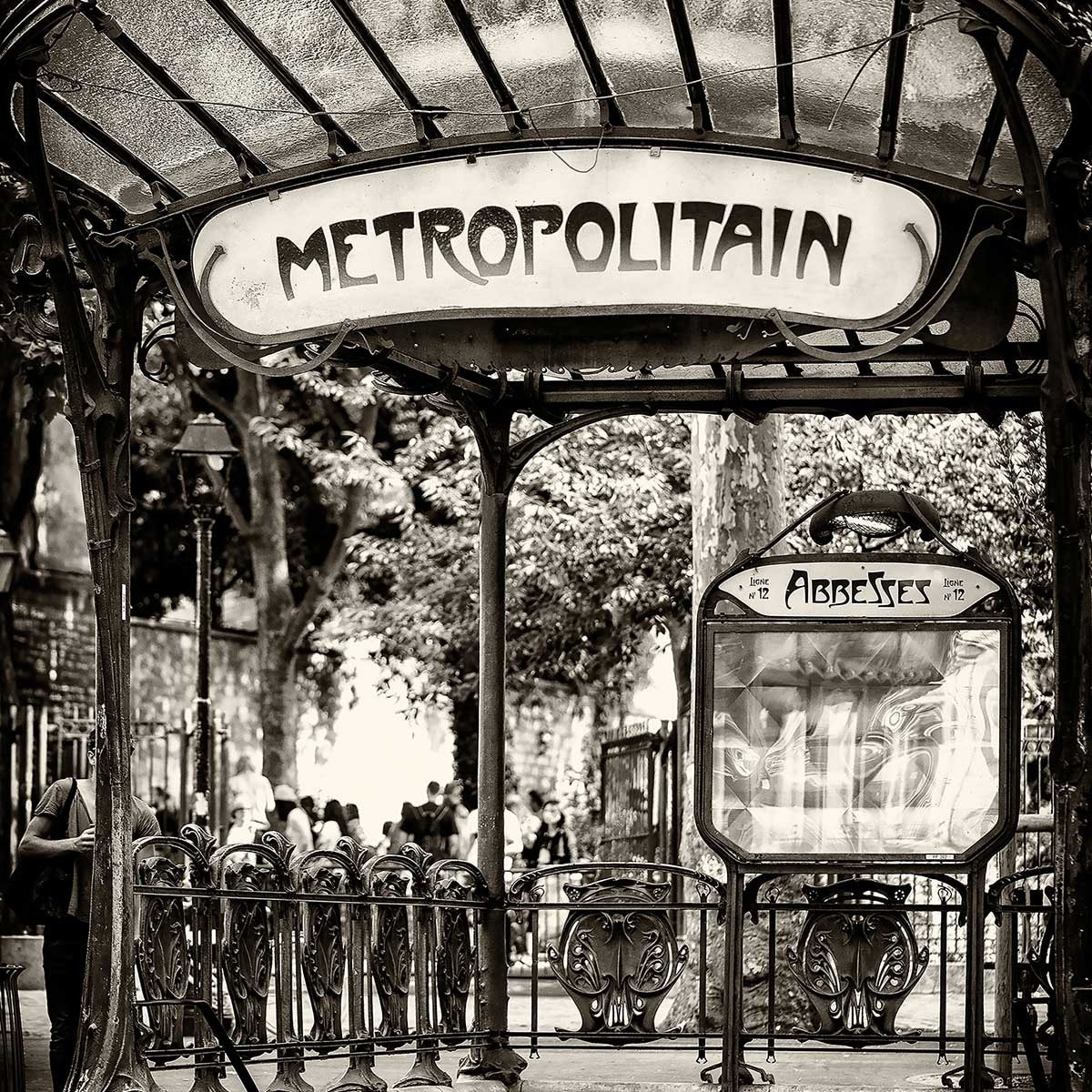 Affiche paris metro abbesses par hugonnard Affiche + cadre en bois - Noir