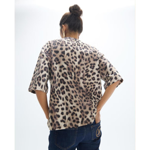 T-shirt a girocollo con stampa leopardata, caratterizzata da un disegno di un angelo leopardato in strass di vari colori.