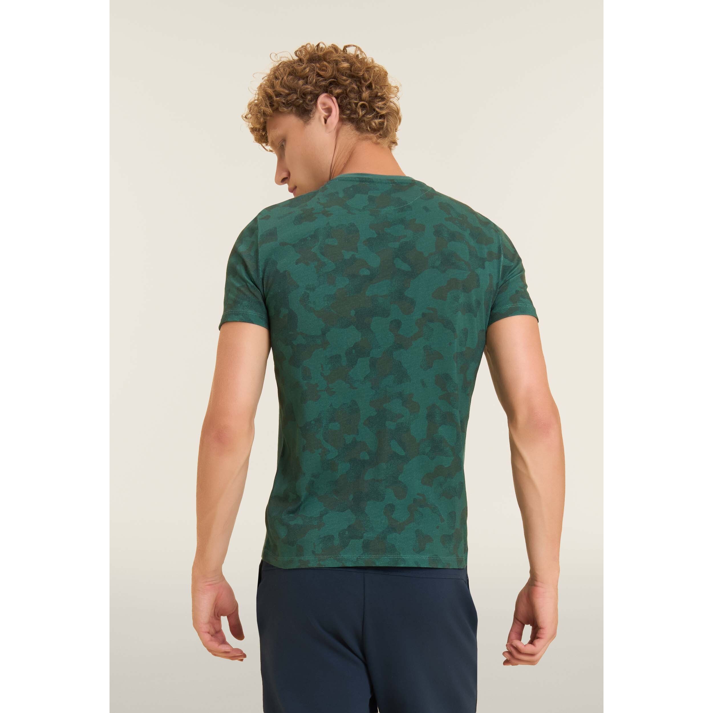 T-shirt camouflage con fondo tinta unita e logo cuore