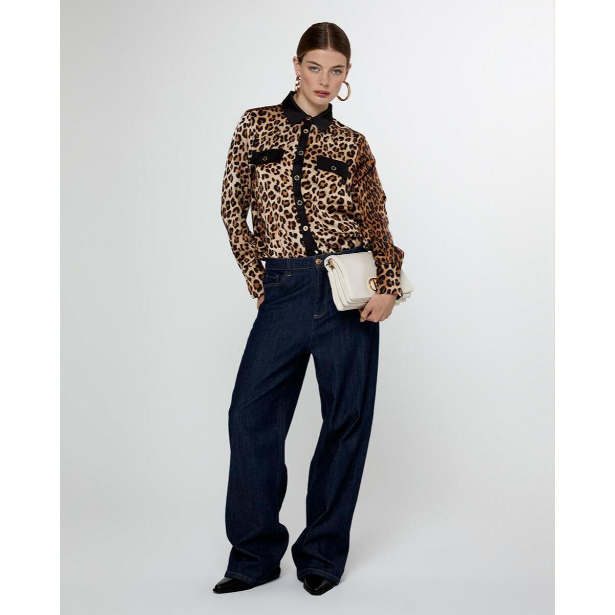 Camicia stampa animalier con colletto e pattina in contrasto