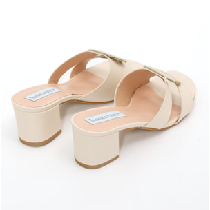 Sandali in simil pelle con tacco comodo ed applicazione sulla fascia