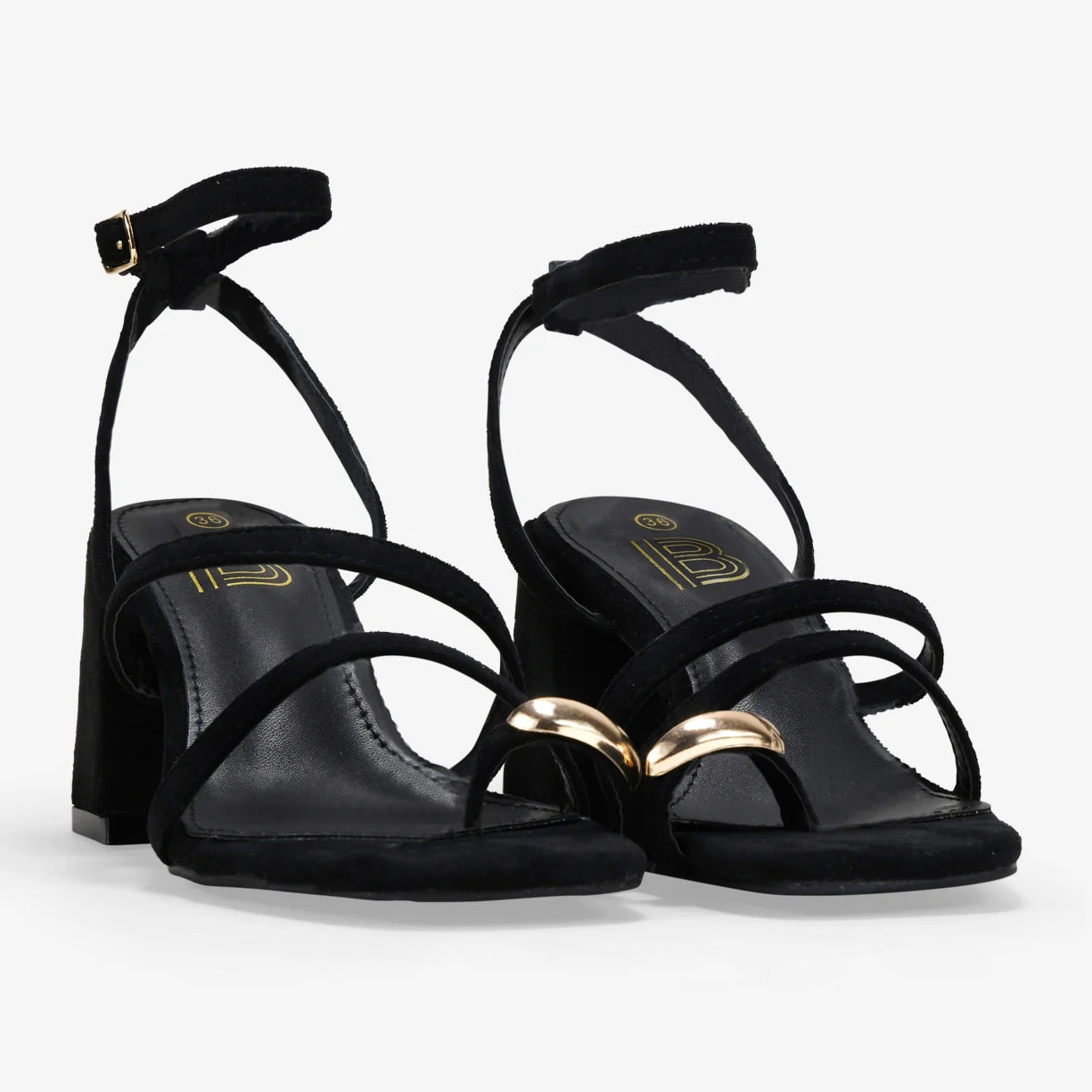Sandalias de tacón negras con adorno metálico de dedo
