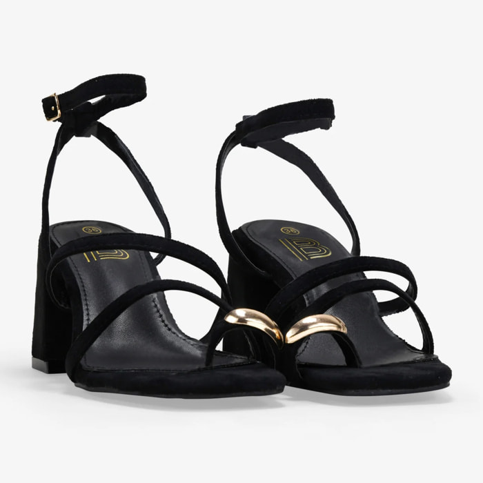 Sandalias de tacón negras con adorno metálico de dedo