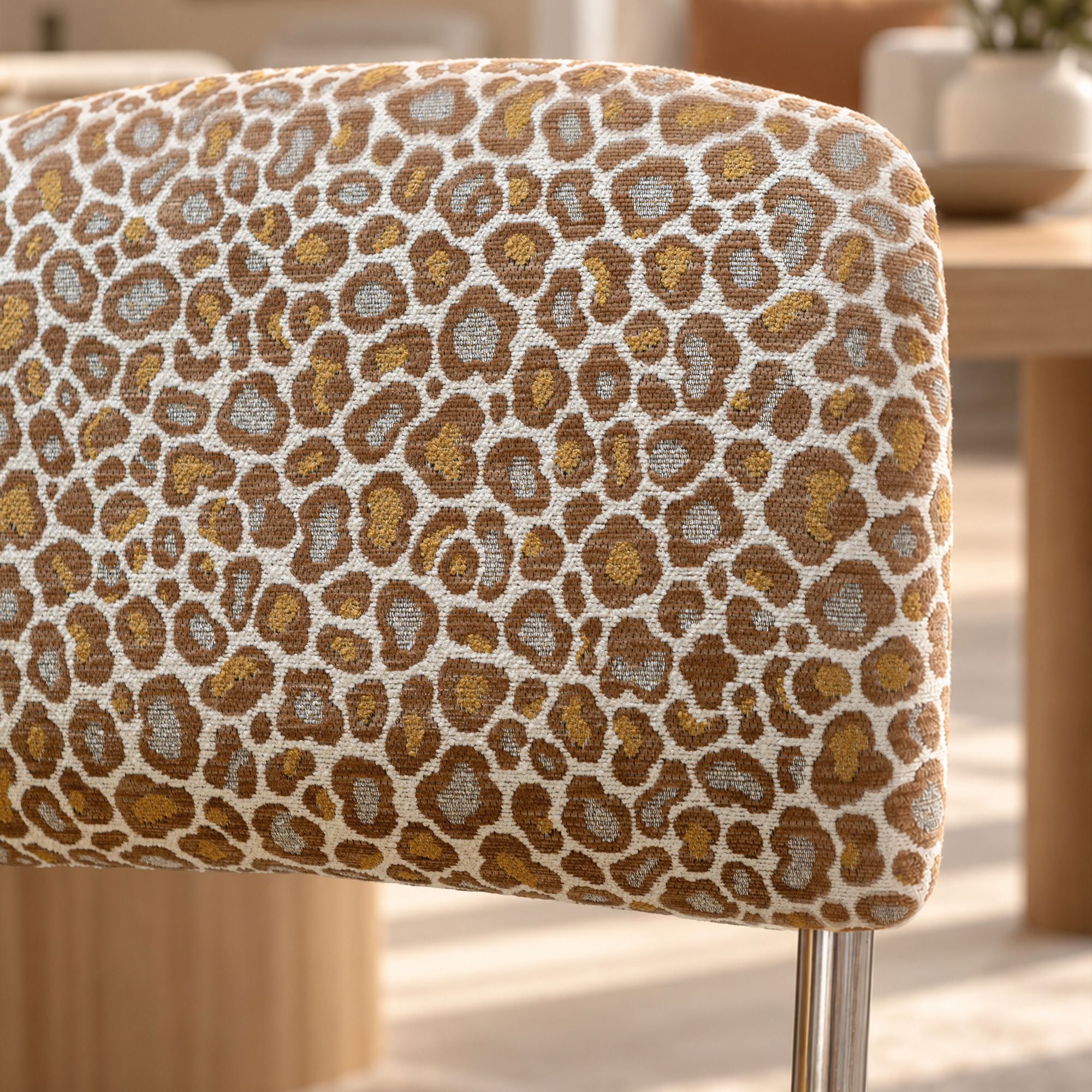 Lot de 2 chaises de table en tissu motif léopard et structure chrome FELINE