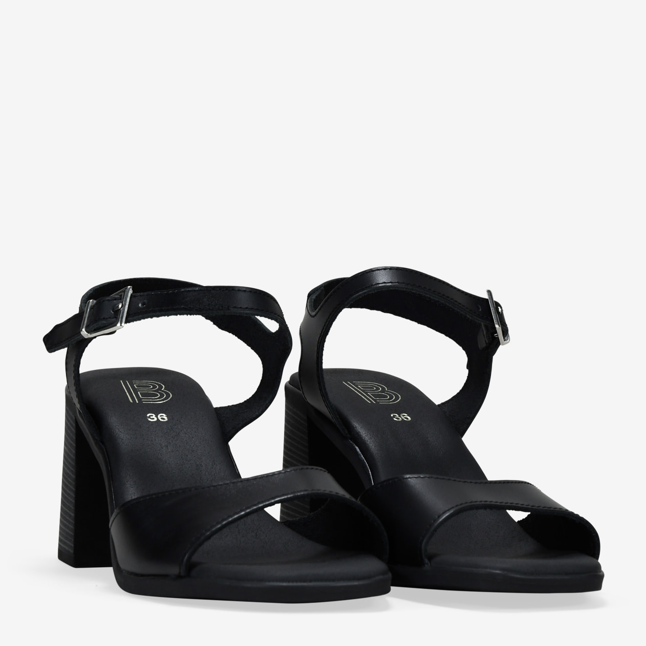 Sandalias negras en piel con tacón