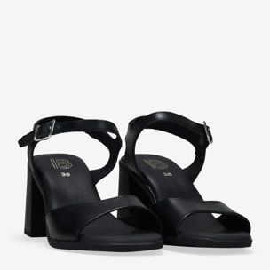 Sandalias negras en piel con tacón