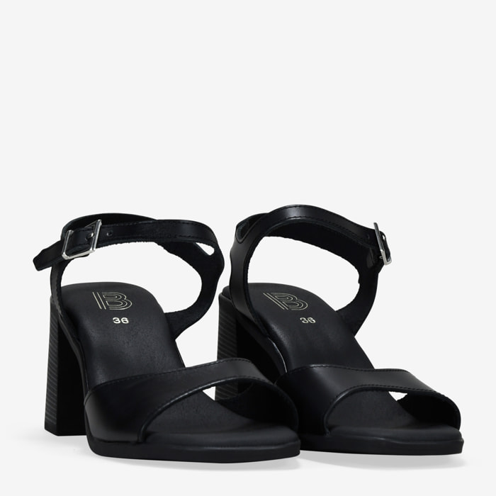Sandalias negras en piel con tacón