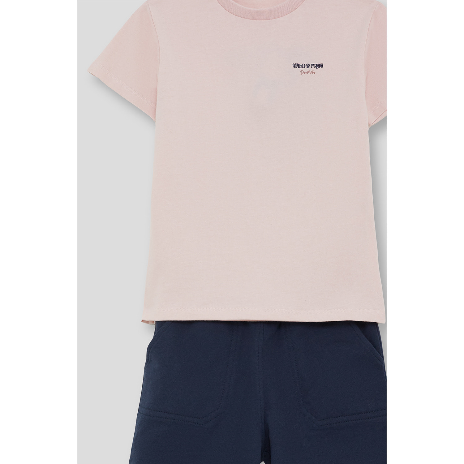 Conjunto Camiseta Lisa con Texto en el Pecho y Shorts con Bolsillos Parche Laterales | Color: Rosado | Street Monkey