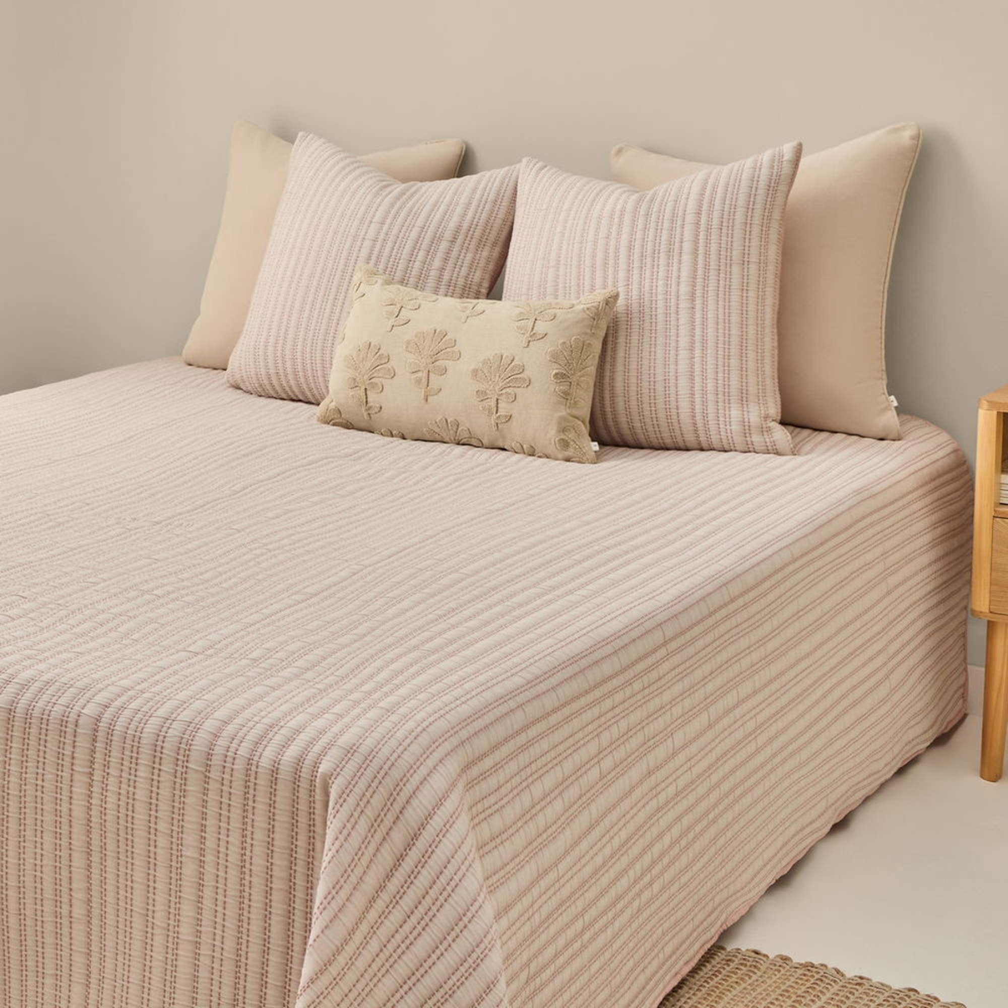 Colcha bicolor acolchada Licheri color rosa Algodón y poliéster