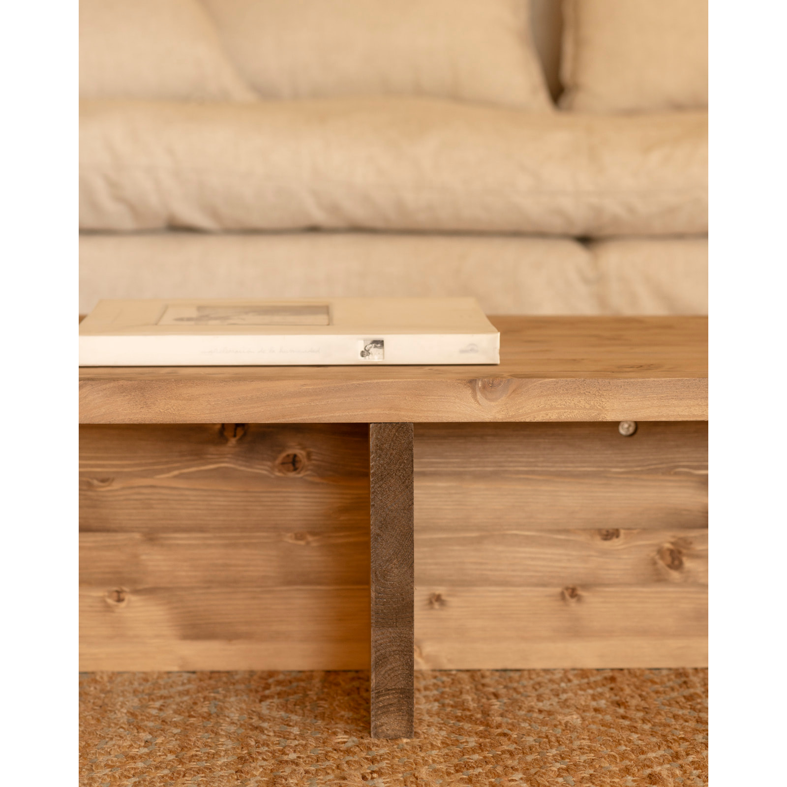 Mesa de centro de madera maciza en tono roble oscuro de 124x27cm Alto: 27 Largo: 123.5 Ancho: 46.6