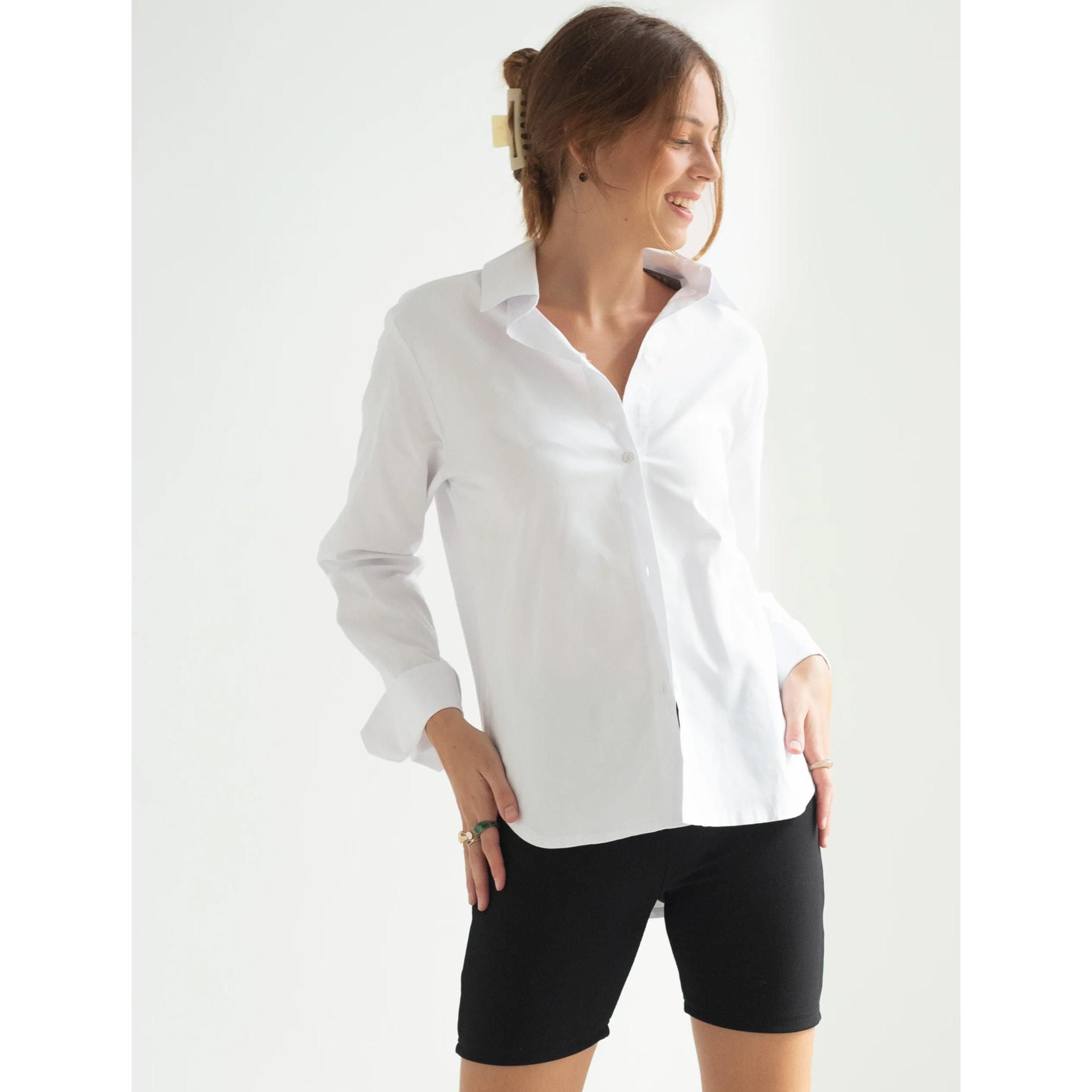 Camisa de mujer blanca oversize.