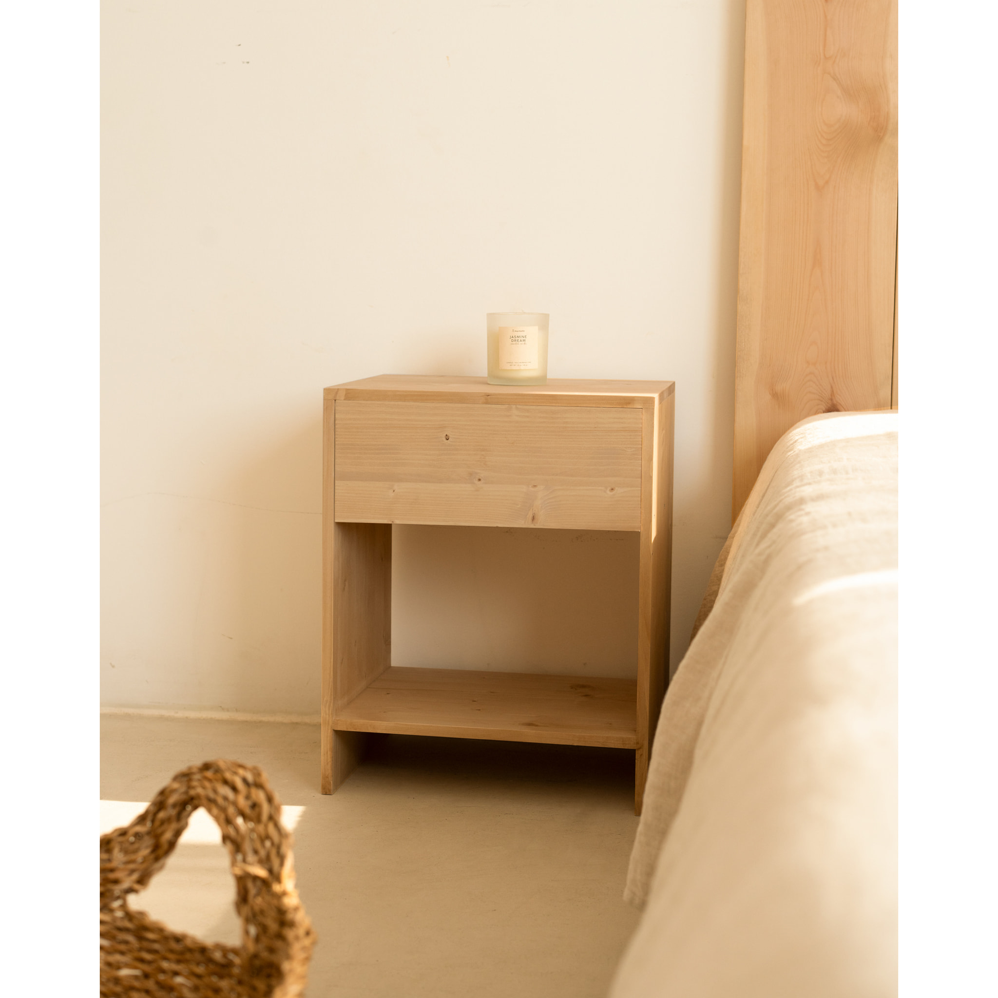 Pack de 2 mesitas de madera maciza con un cajón en tono roble medio de varias medidas
