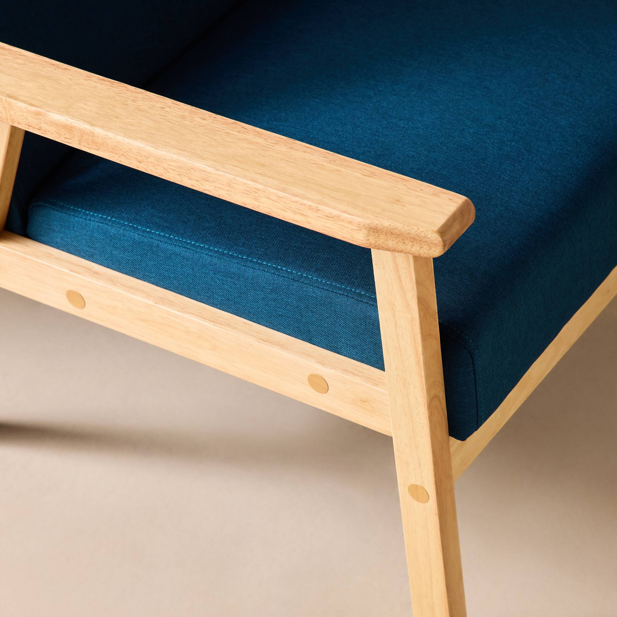 Fauteuil scandinave bois de peuplier, d'hévéa et tissu ISAK
