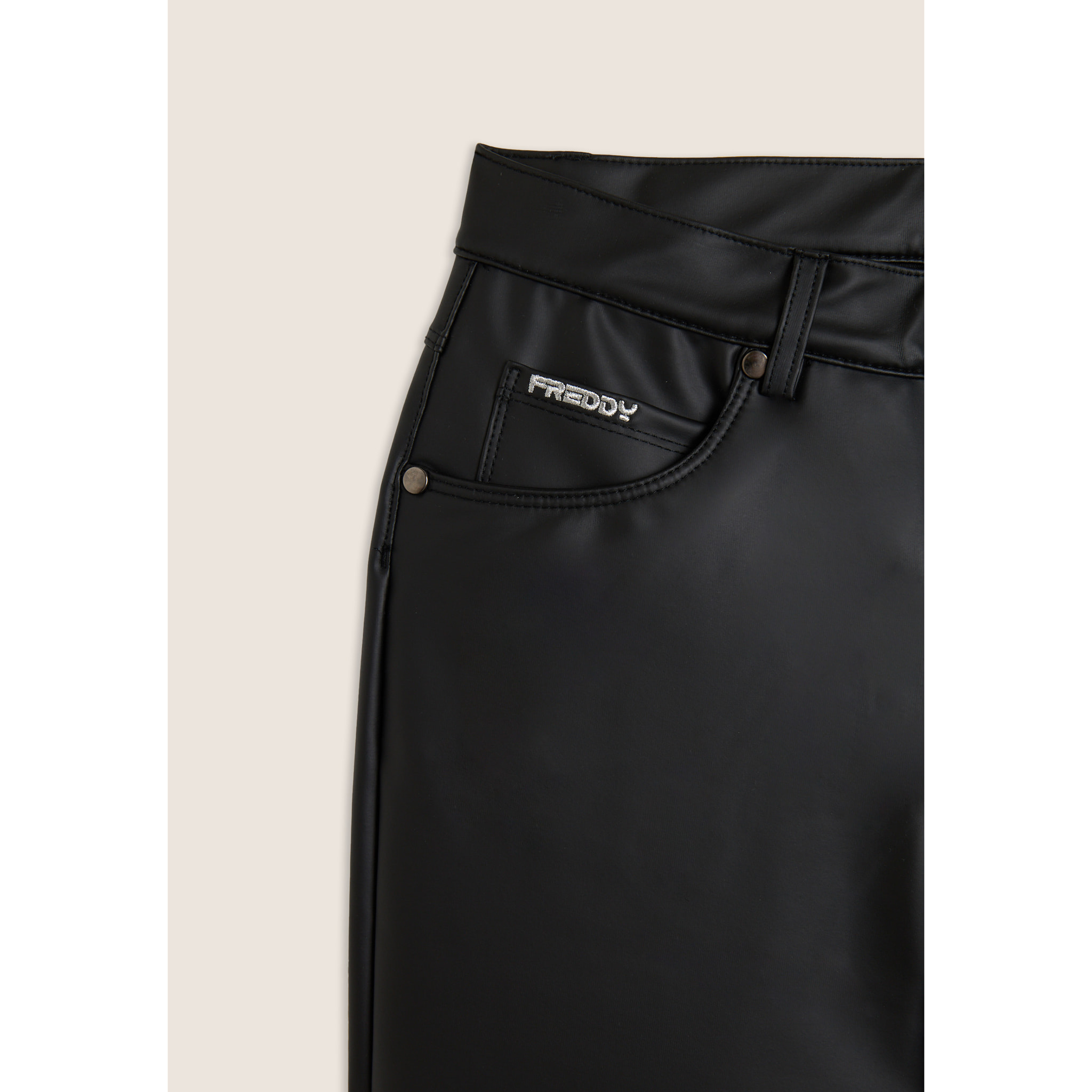 Pantaloni flare in similpelle con vita regular