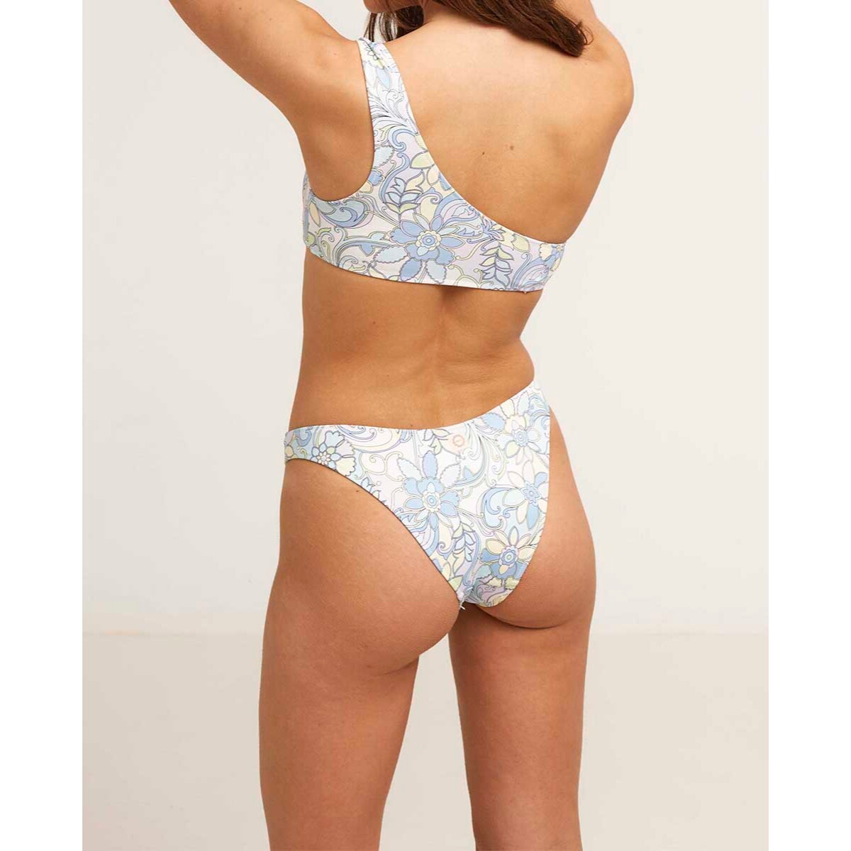 Top de bikini asimétrico con estampado