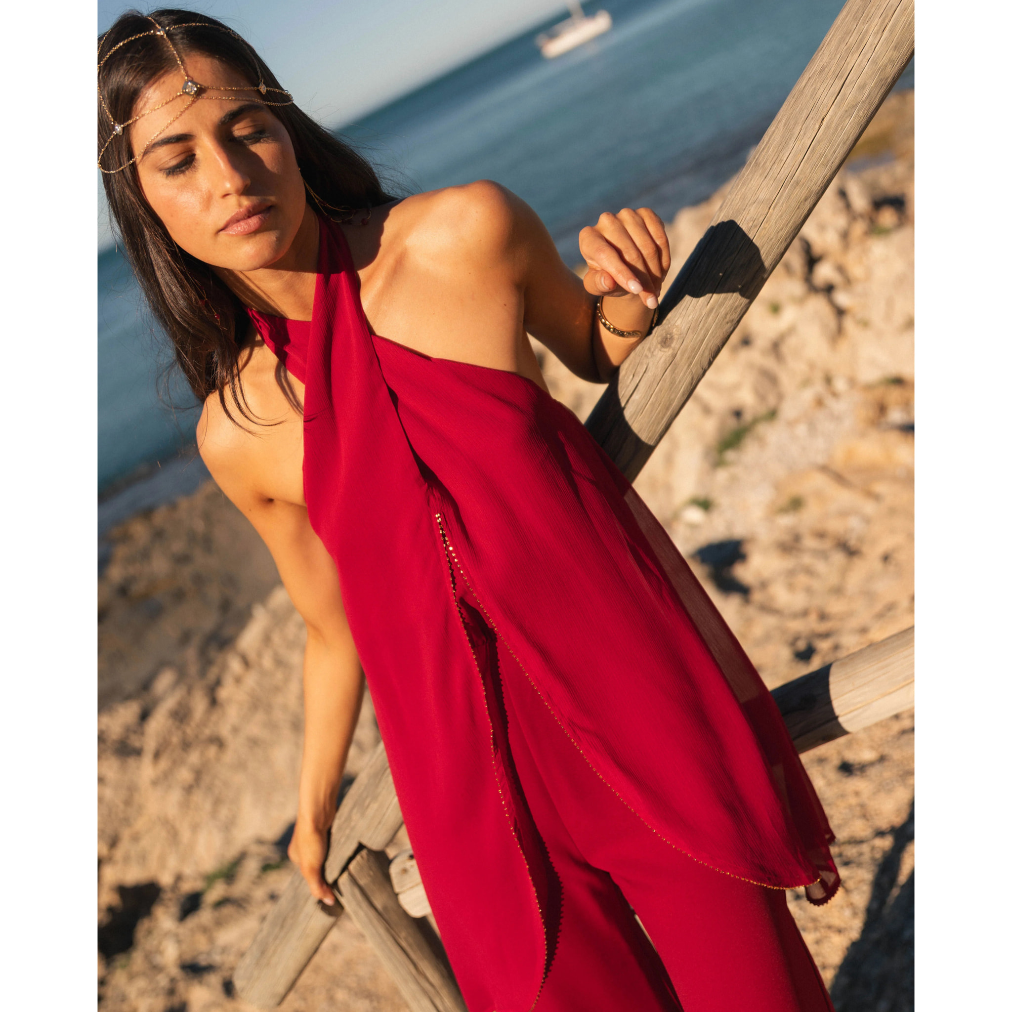 Mono largo con escote halter y camal ancho de mujer