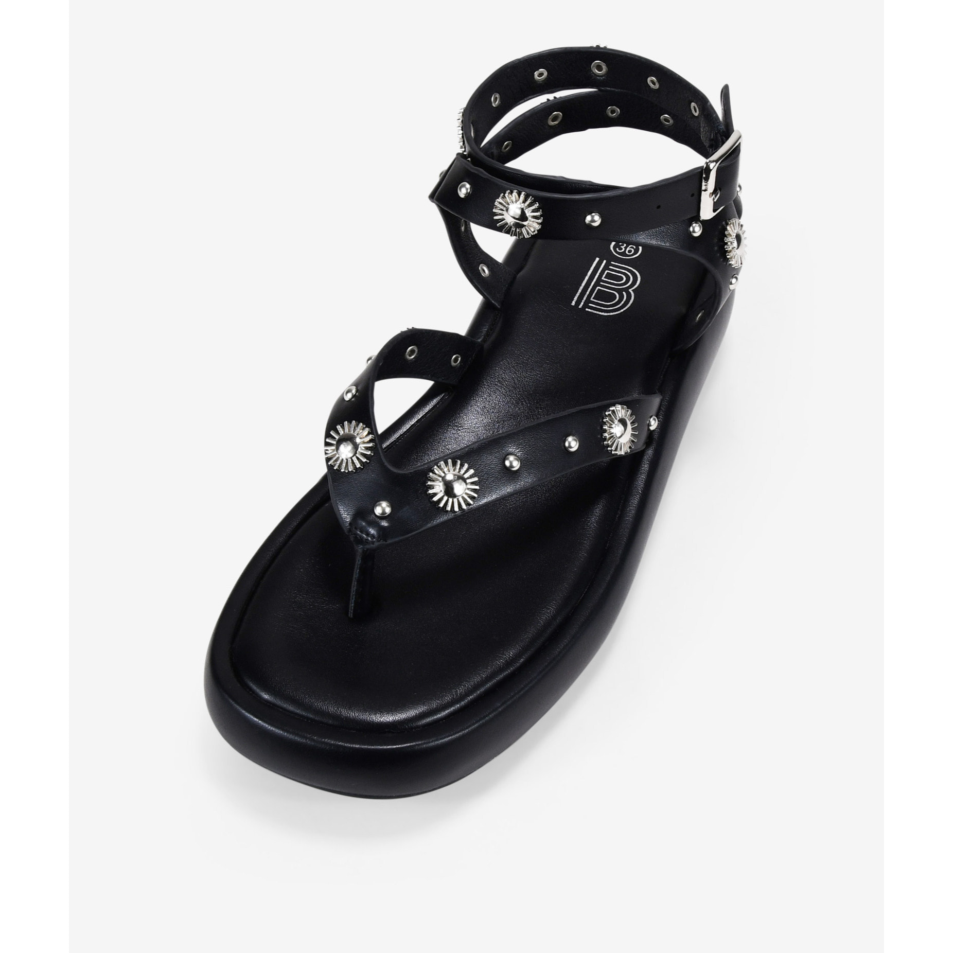 Sandalias de dedo negras con tachuelas y plataforma