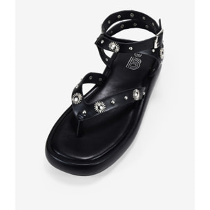 Sandalias de dedo negras con tachuelas y plataforma