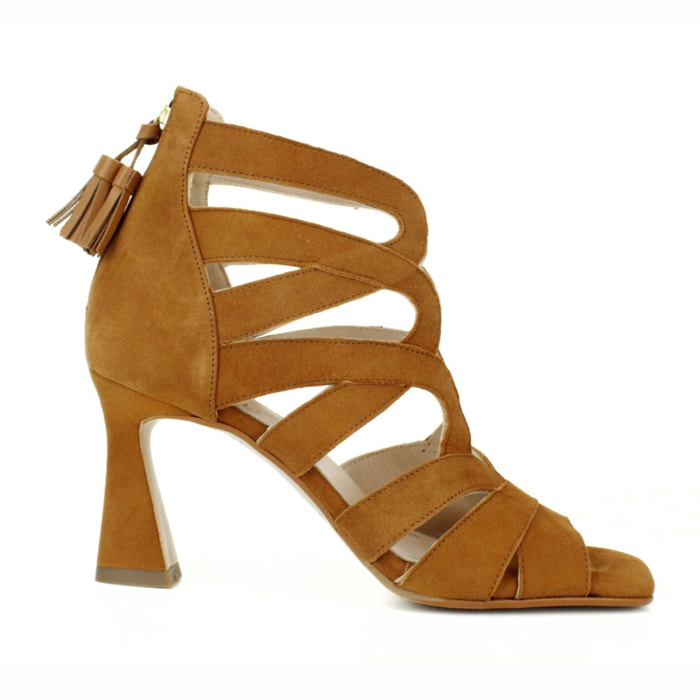 Sandalia de fiesta con tiras cruzadas. Tacón de 7 cm