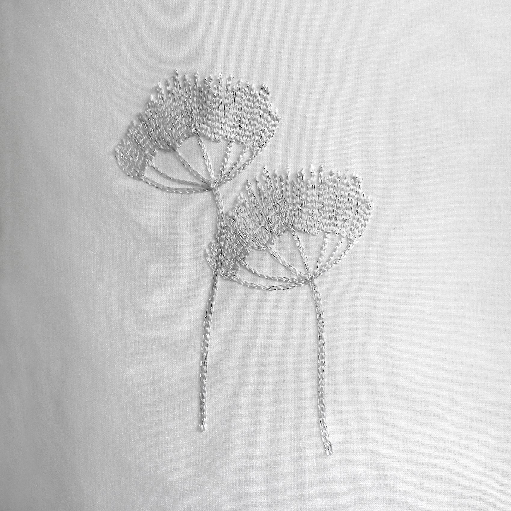 Voilage tamisant aux broderies florales - Gris clair