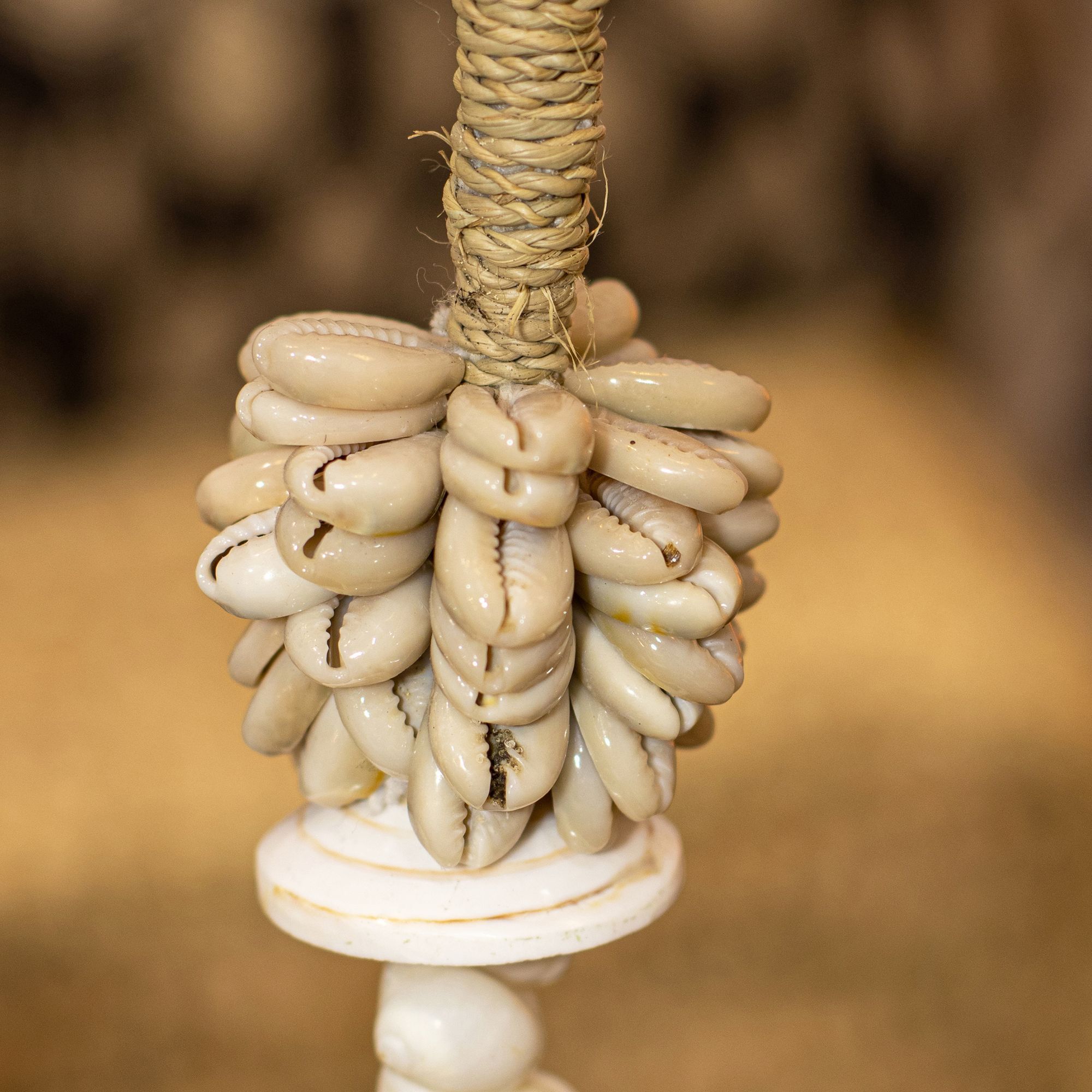 Collier en coquillages avec socle en métal  DAO