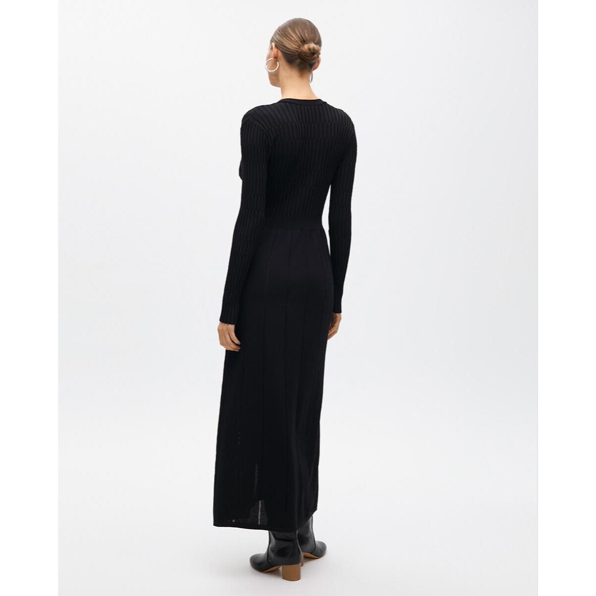 Abito in maglia con bottoni e gonna a trapezio
