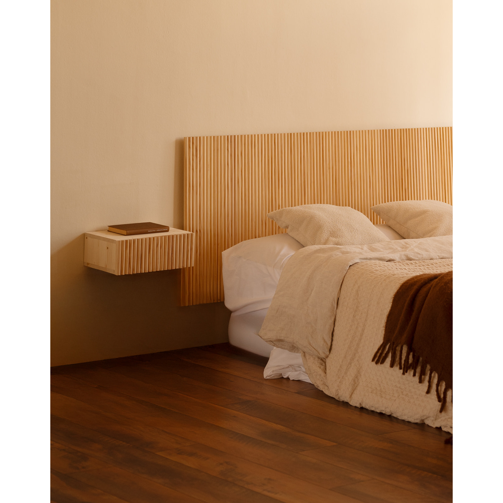 Pack de 2 mesitas de noche de madera maciza flotante en tono natural de 40cm Alto: 15 Largo: 40 Ancho: 25.5