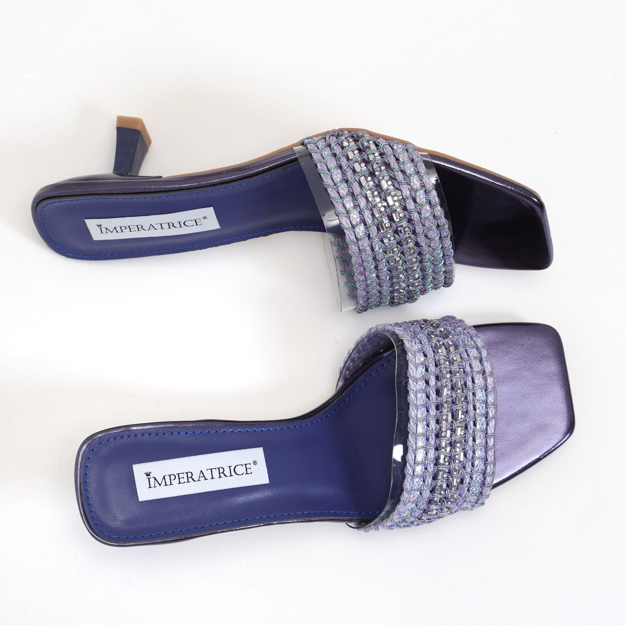 Sandali con tacco basso a rocchetto e fascia con ricamo e pietre