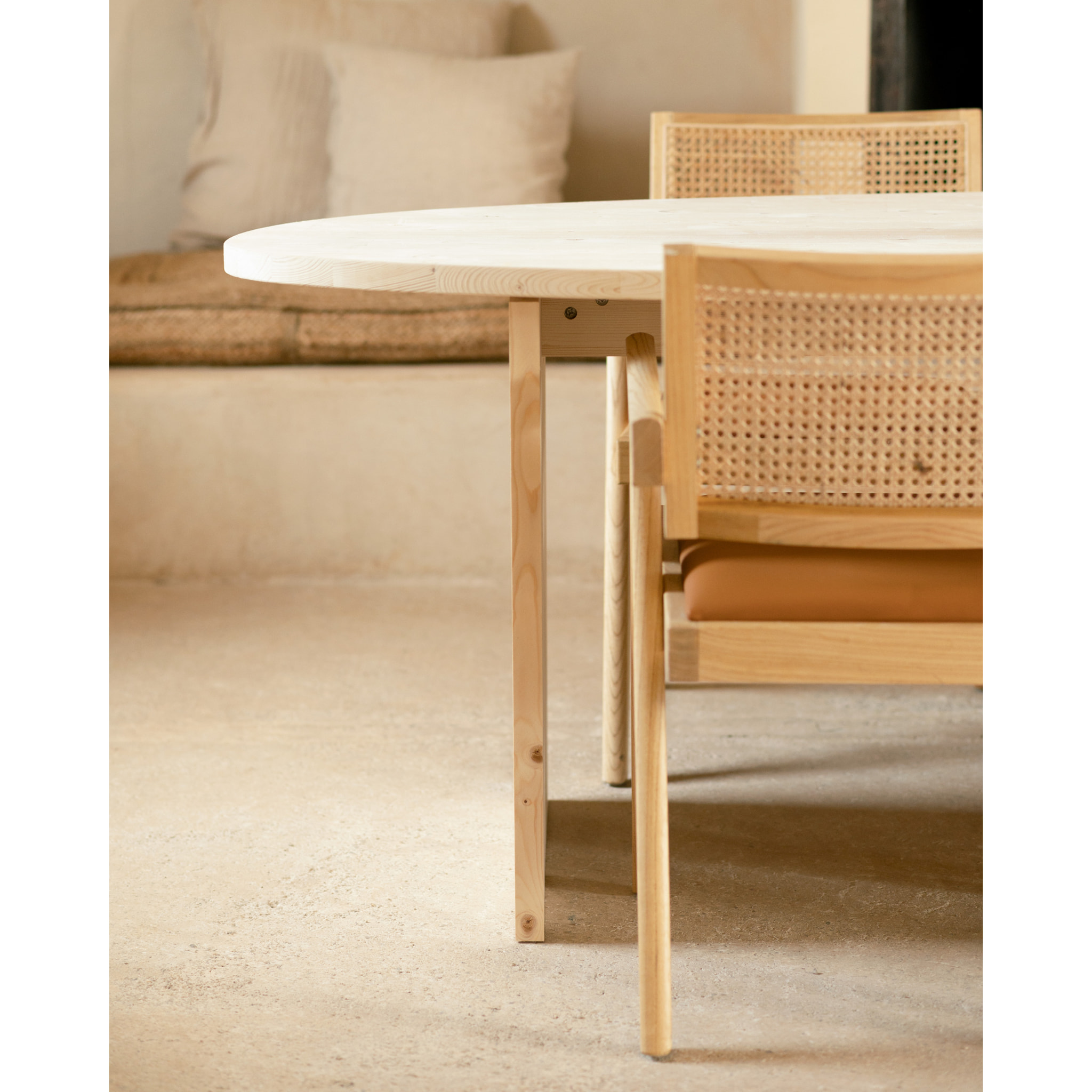 Table de salle à manger en bois massif ton naturel en différentes tailles