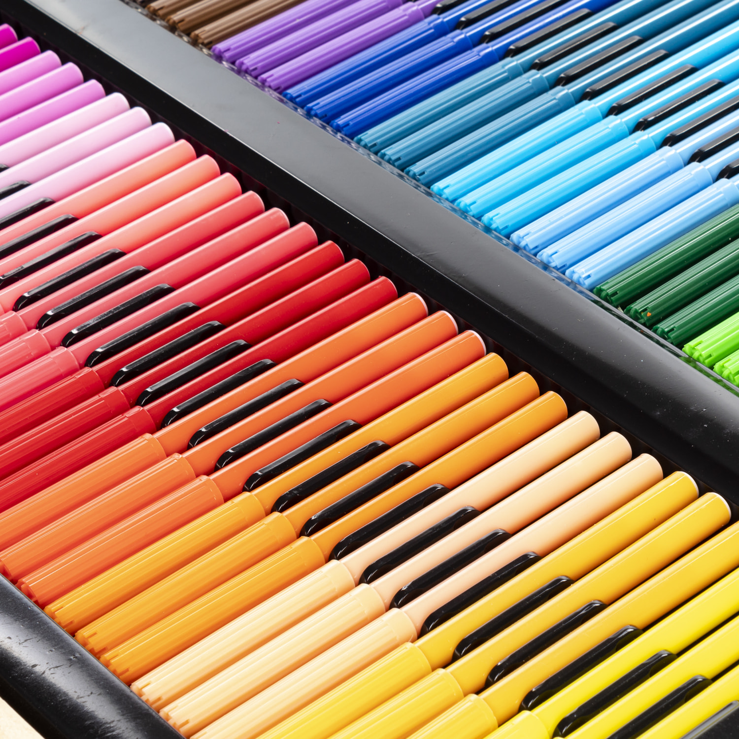 Maletín madera  bellas artes completo de pintura y dibujo 180 piezas oleo,acuarelas, ceras,rotuladores, pastel y lapices con accesorios.