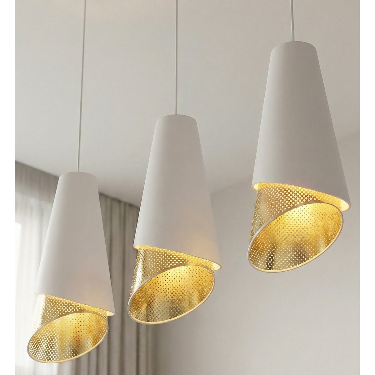 Lampada a sospensione MODA con paralumi bianchi e interno dorato