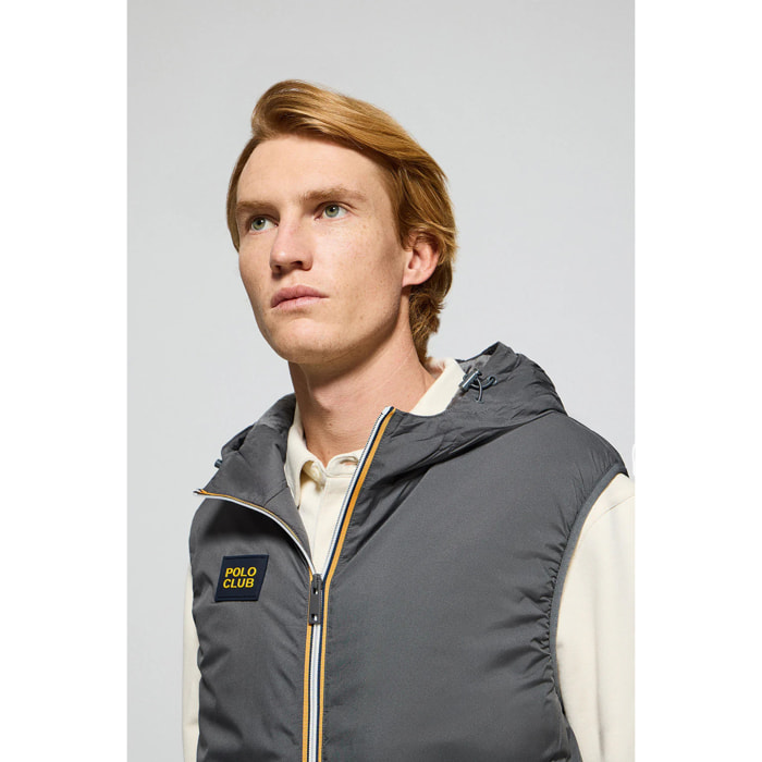 Gilet grigio scuro leggero con cappuccio fisso e particolari Polo Club