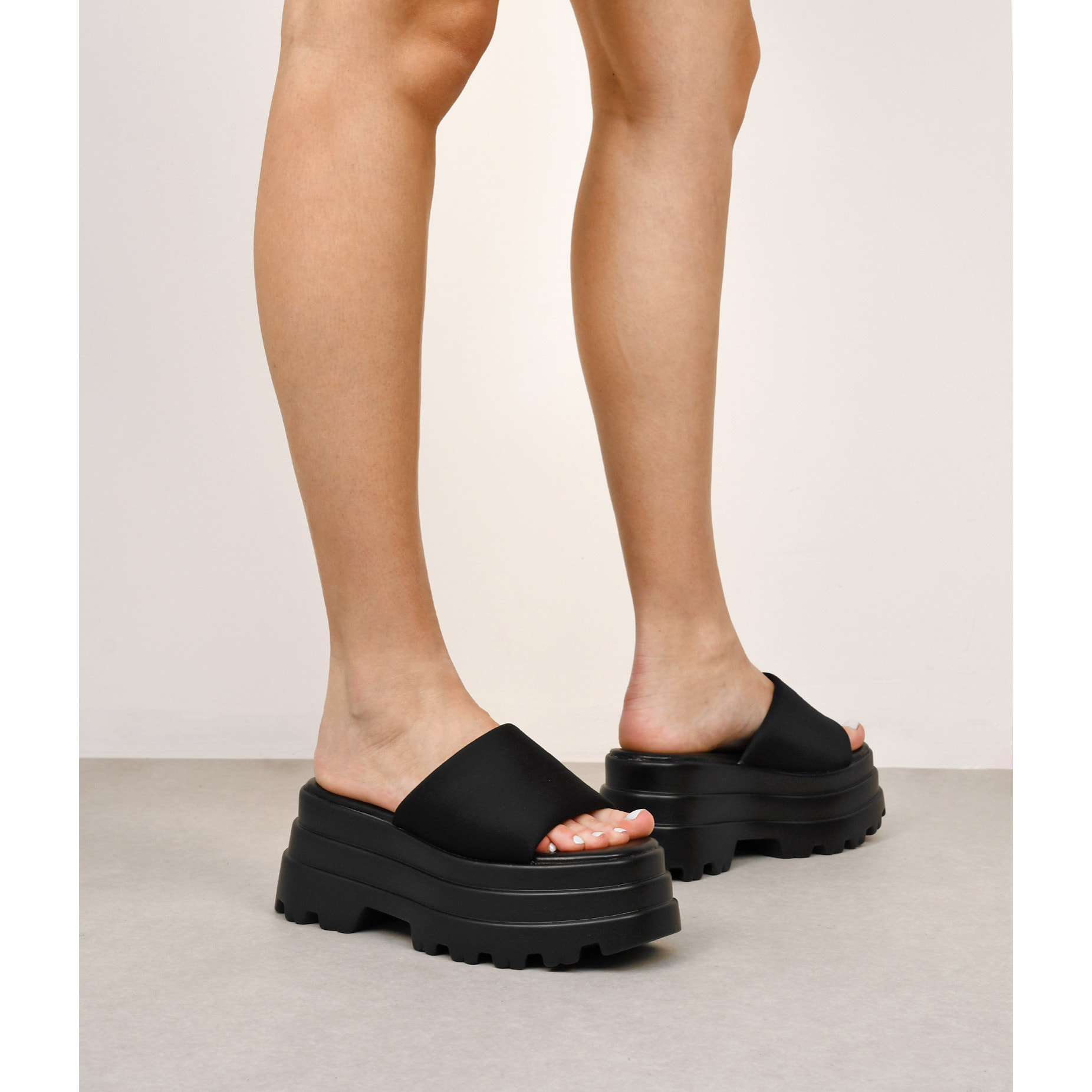 Sandalias de plataforma negras destalonadas en nailon