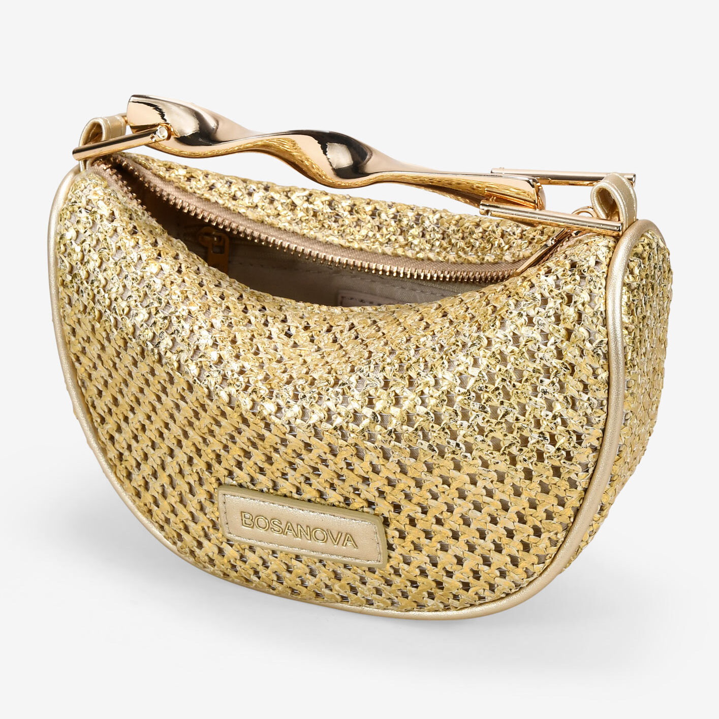 Bolso de mano dorado en rafia con asa metálica