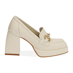 Mocasín piel color crema, tacón 9 cm.