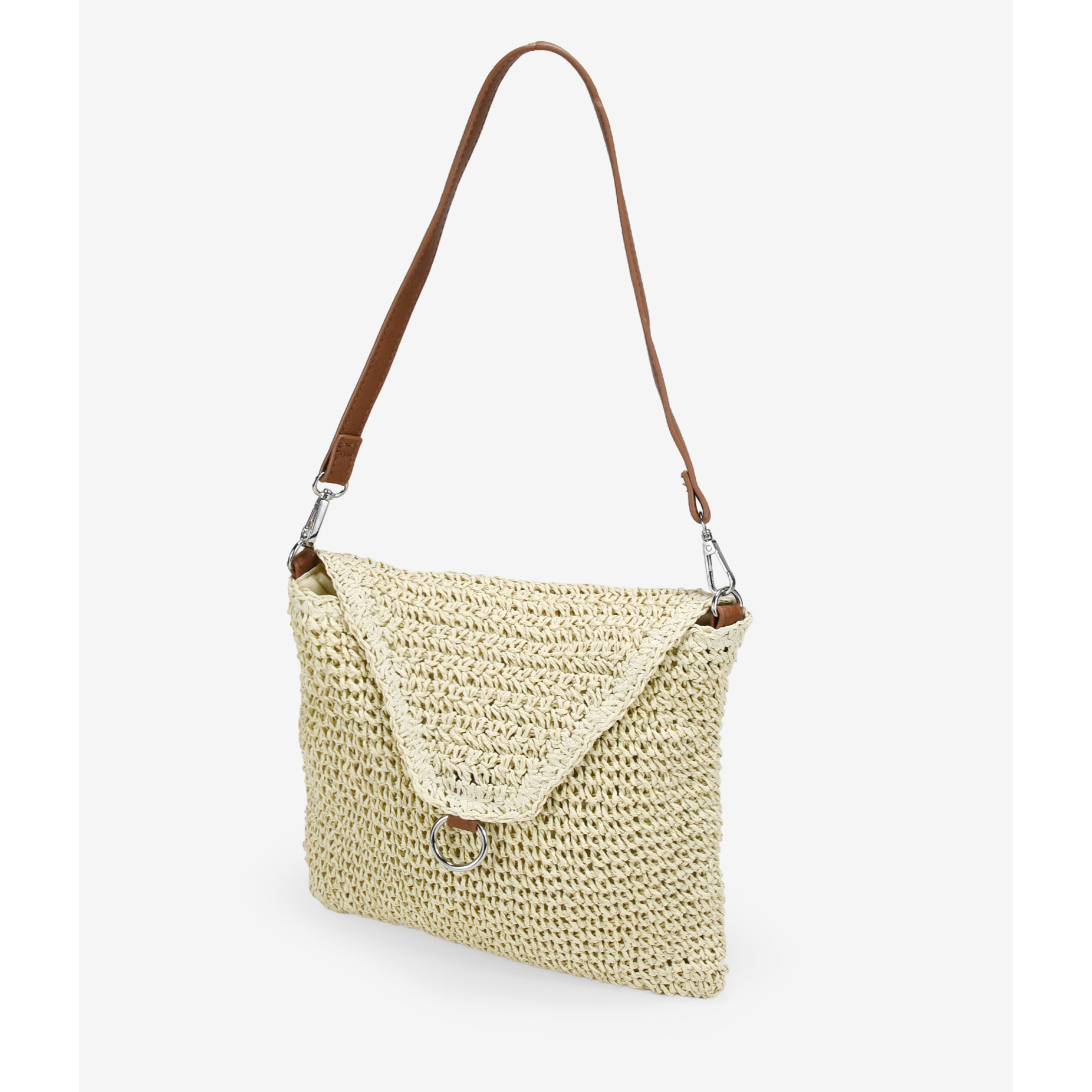 Bolso con solapa beige en esparto