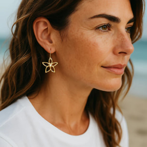 Pendiente gancho Irregular Blom en dorado chapado latón