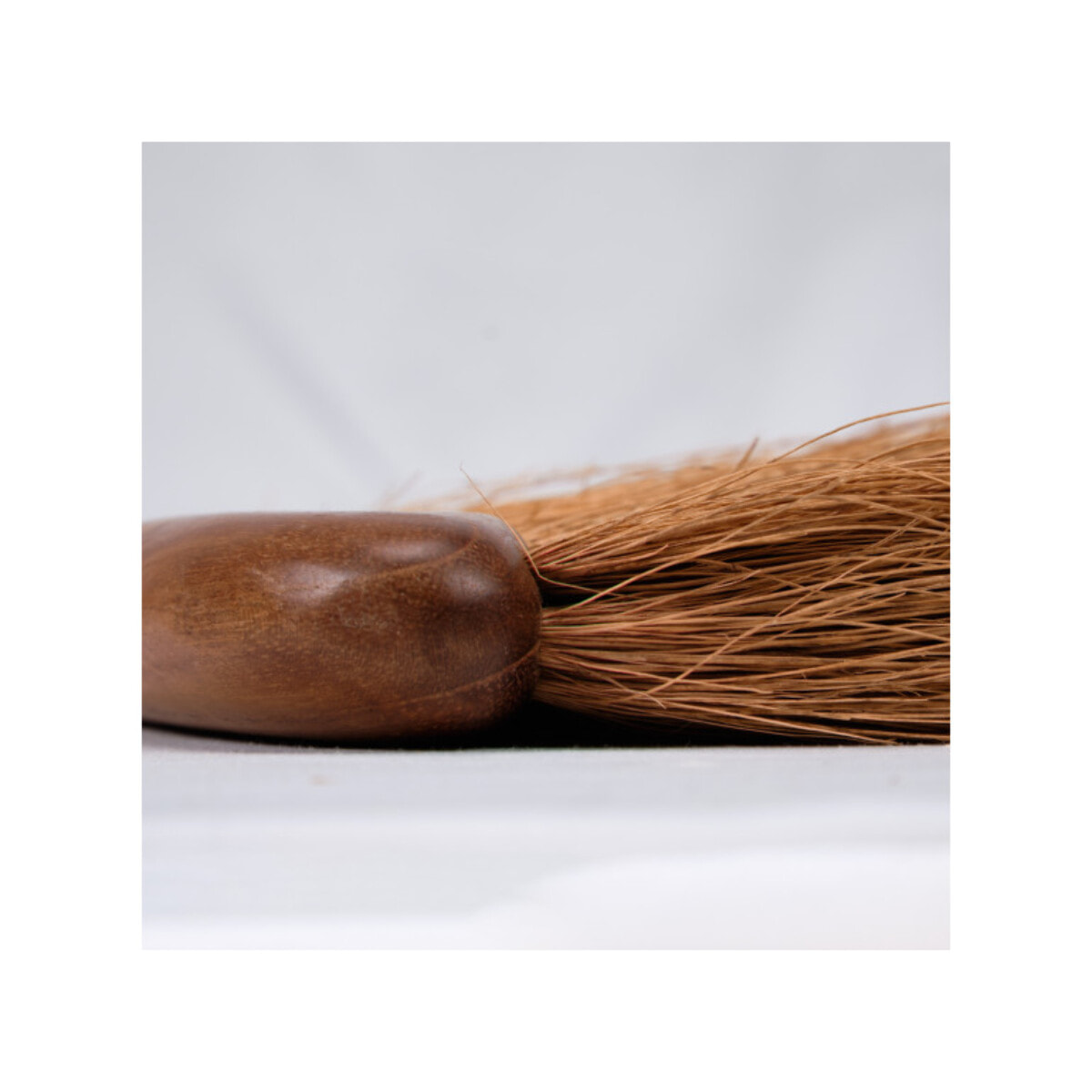Brosse balayette avec poignée en fibres de coco et bois de teck - LARA