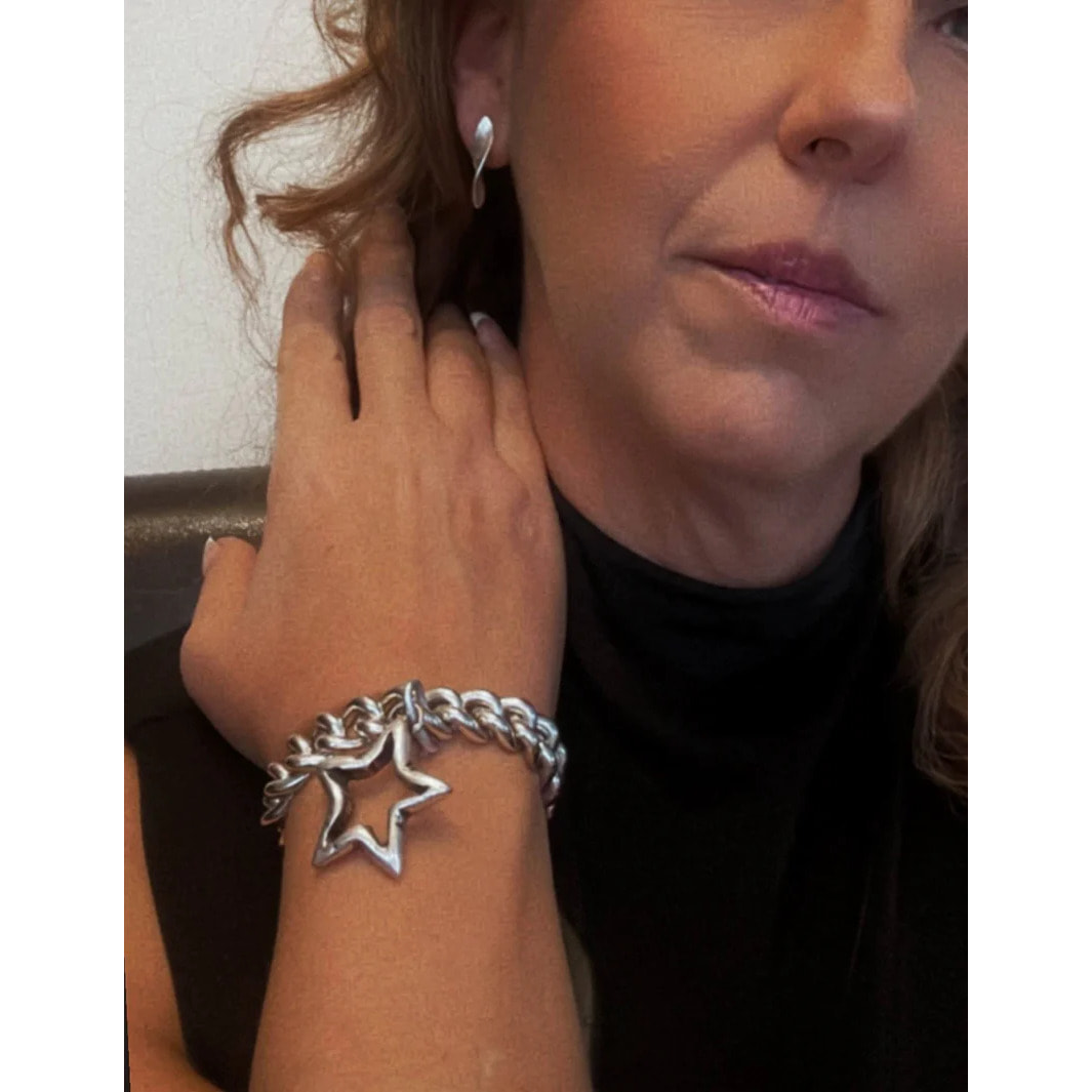 Conjunto de pulsera en forma de estrella y pendientes de hélice chapados en plata de ley.