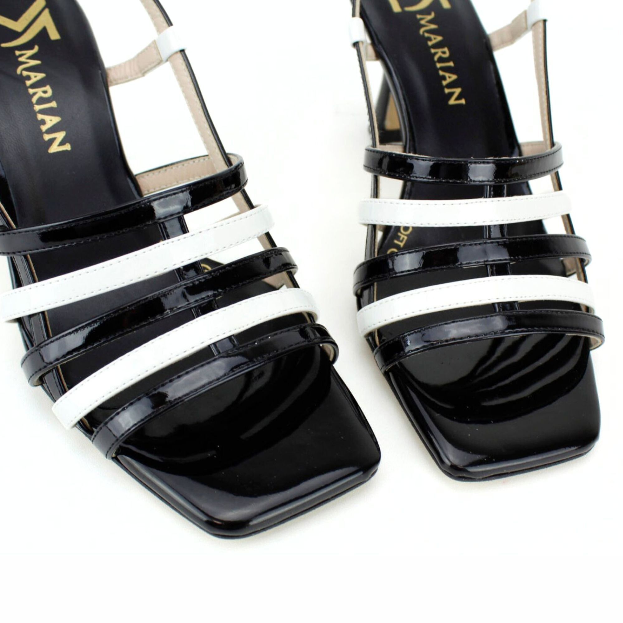 Sandalia tiras en blanco y negro. Tacón 7 cm