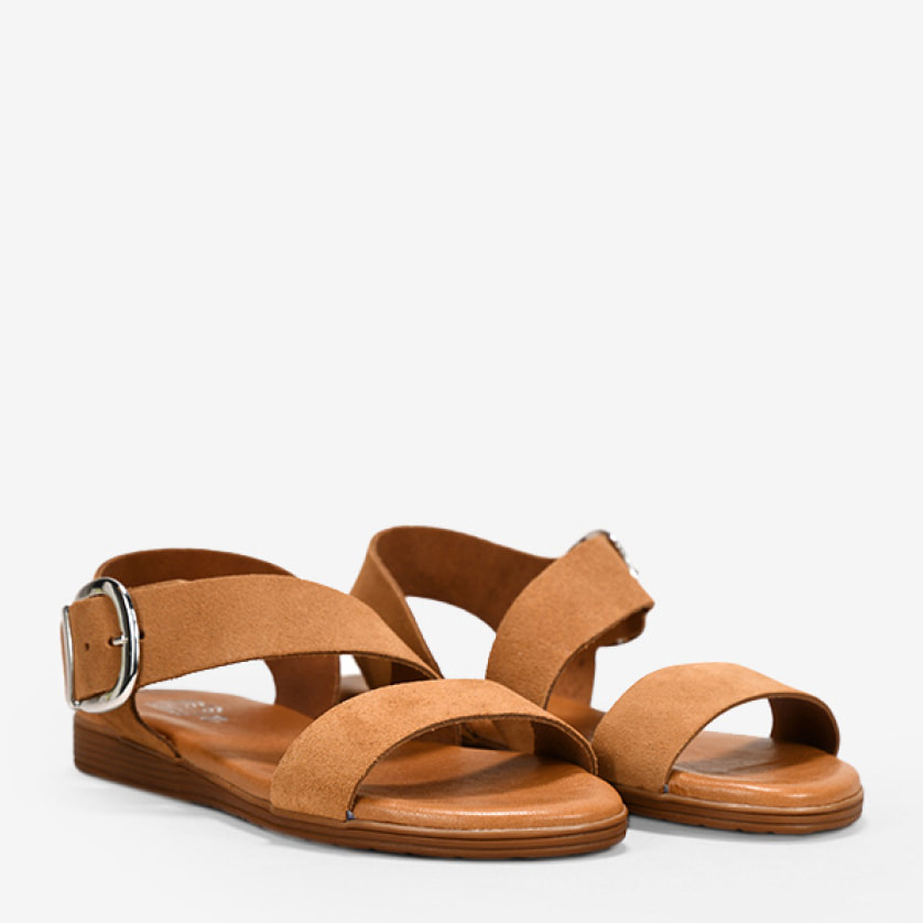 Sandalias planas de piel marrones