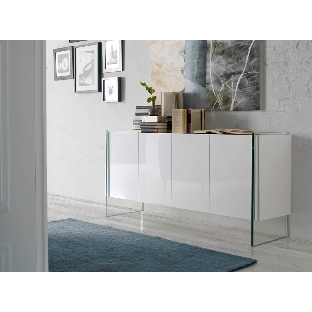 Aparador de Angel Cerda de DM y cristal 170x43x77cm