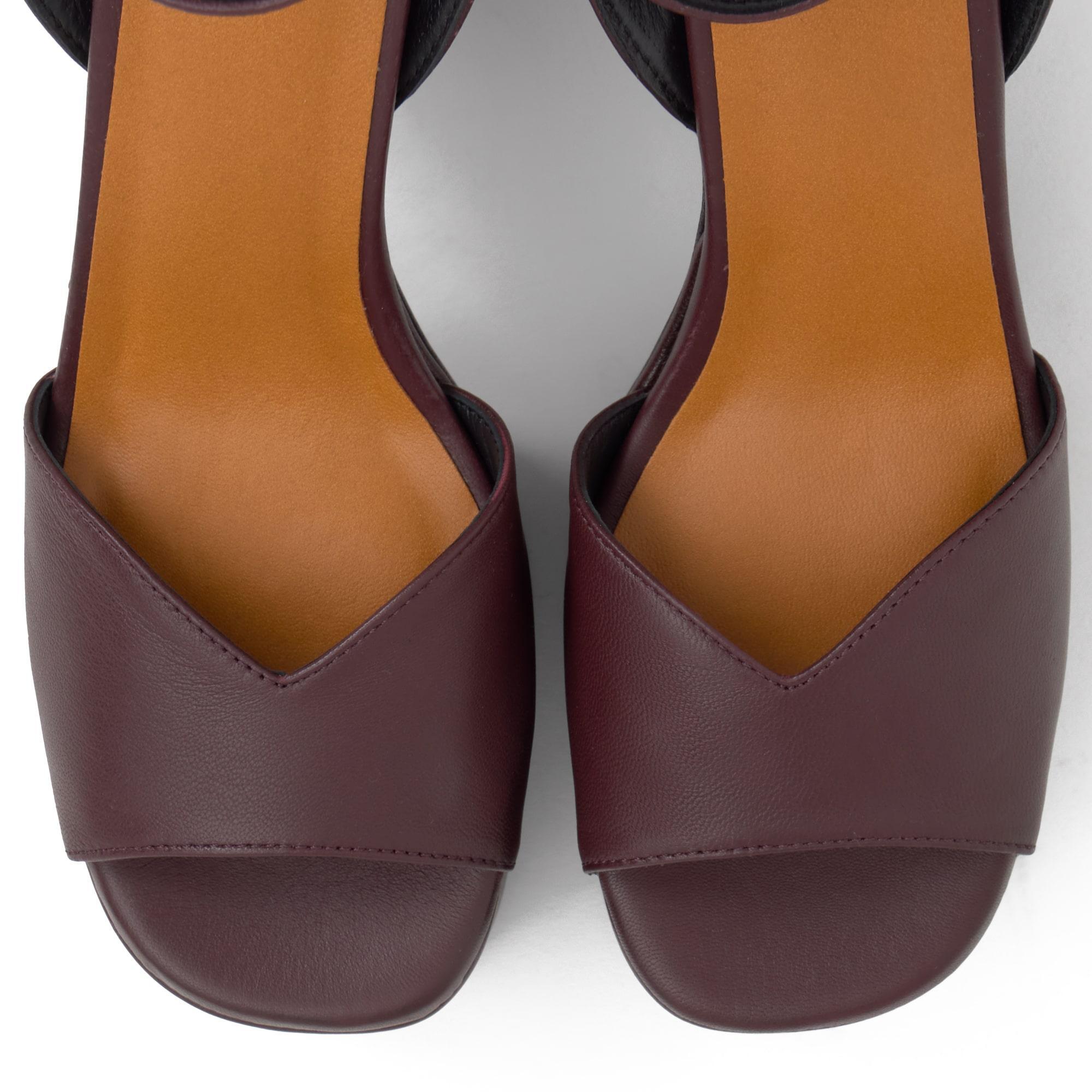 Sandalia de tacón Fibi en napa con cierre de hebilla